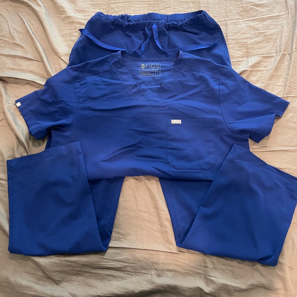 Men’s FIGS scrub set